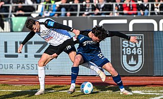Paderborns Aaron Zehnter (rechts) behauptet in der Schlussphase den Ball an der Eckfahne gegen Ulms Lennart Stoll. - imago images Paderborns Aaron Zehnter (rechts) behauptet in der Schlussphase den Ball an der Eckfahne gegen Ulms Lennart Stoll. - imago images
