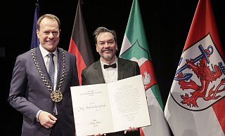 Der Düsseldorfer Oberbürgermeister Stephan Keller )l) überreicht Juri Andruchowytch die Urkunde seiner Auszeichnung. - David Young/dpa Der Düsseldorfer Oberbürgermeister Stephan Keller )l) überreicht Juri Andruchowytch die Urkunde seiner Auszeichnung. - David Young/dpa