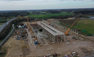 Das Gebäudeensemble auf der Baustelle im IBV ist schnell in die Höhe gewachsen. Seit Jahresbeginn geht es an den Kranbahnen und Stahlfachwerkträgern für das Hallenschiff weiter. - crayen bergedieck klasing architekten BDA | PartmbB Das Gebäudeensemble auf der Baustelle im IBV ist schnell in die Höhe gewachsen. Seit Jahresbeginn geht es an den Kranbahnen und Stahlfachwerkträgern für das Hallenschiff weiter. - crayen bergedieck klasing architekten BDA | PartmbB