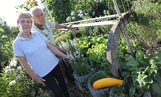Ursula Haase und Michael Harmann an dem Hochbeet, wo viele verschiedene Kräuterarten für die Küche wachsen - und mittendrin der Salat dazu. - Simone Flörke Ursula Haase und Michael Harmann an dem Hochbeet, wo viele verschiedene Kräuterarten für die Küche wachsen - und mittendrin der Salat dazu. - Simone Flörke