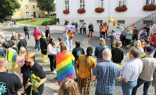 Am Rathaus in Steinheim wurden Sonnenblumen an die Teilnehmer verteilt. - Simone Flörke Am Rathaus in Steinheim wurden Sonnenblumen an die Teilnehmer verteilt. - Simone Flörke