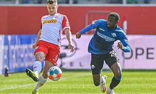Der Regensburger Benedikt Saller (l.) kämpft mit SCP-Linksverteidiger Jamilu Collins um den Ball. - dpa Der Regensburger Benedikt Saller (l.) kämpft mit SCP-Linksverteidiger Jamilu Collins um den Ball. - dpa