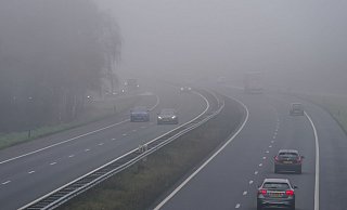 Seit Tagen zieht immer wieder Nebel durchs Land und sorgt für schlechte Sichtverhältnisse. - picture alliance Seit Tagen zieht immer wieder Nebel durchs Land und sorgt für schlechte Sichtverhältnisse. - picture alliance