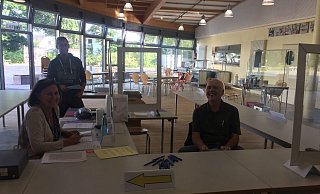Coronagerechtes Wahllokal: In der Mensa der Gesamtschule an der Jahnstraße befinden sich Birgit Rotzsch (v. l.), Guido Fuhrmann und Reinhard Hövermann in der abgeschotteten Wahlhelferinsel. - Sabine Kubendorff Coronagerechtes Wahllokal: In der Mensa der Gesamtschule an der Jahnstraße befinden sich Birgit Rotzsch (v. l.), Guido Fuhrmann und Reinhard Hövermann in der abgeschotteten Wahlhelferinsel. - Sabine Kubendorff