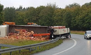 Der Lkw hatte Ziegel gelagert. - Andreas Eickhoff Der Lkw hatte Ziegel gelagert. - Andreas Eickhoff