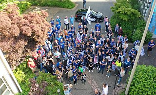 Knapp 100 Arminia-Fans kamen am Mittwochabend spontan vor dem Engeraner Rathaus zusammen. - André Grüger Knapp 100 Arminia-Fans kamen am Mittwochabend spontan vor dem Engeraner Rathaus zusammen. - André Grüger