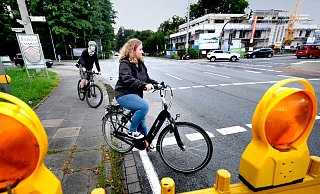 NW-Volontärin Celina Allard mit dem E-Bike auf dem Weg nach Bielefeld. - Andreas Frücht NW-Volontärin Celina Allard mit dem E-Bike auf dem Weg nach Bielefeld. - Andreas Frücht