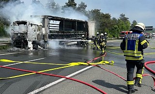 Auf der A2 bei Bielefeld brennt in Fahrtrichtung Dortmund ein großer Lkw. - privat Auf der A2 bei Bielefeld brennt in Fahrtrichtung Dortmund ein großer Lkw. - privat