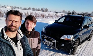 Marco Böhmken und Sohn Leland Tyler befreiten mehrere Autofahrer aus ihrer misslichen Lage, die der Schnee verursacht hatte. - privat/Marco Böhmken Marco Böhmken und Sohn Leland Tyler befreiten mehrere Autofahrer aus ihrer misslichen Lage, die der Schnee verursacht hatte. - privat/Marco Böhmken