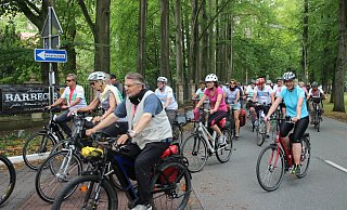 Nach dem Eintreffen drehen die rund 1.400 Radler der NRW-Radtour zunächst eine Ehrenrunde über den Klosterhof. - Joe Cubick Nach dem Eintreffen drehen die rund 1.400 Radler der NRW-Radtour zunächst eine Ehrenrunde über den Klosterhof. - Joe Cubick