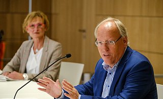 Oberbürgermeister Pit Clausen verkündete zusammen mit Petra Wellmann, Leiterin des Bielefelder Rechtsamtes, das Urteil zum Bielefelder Radentscheid. - Foto: Andreas Zobe/NW Oberbürgermeister Pit Clausen verkündete zusammen mit Petra Wellmann, Leiterin des Bielefelder Rechtsamtes, das Urteil zum Bielefelder Radentscheid. - Foto: Andreas Zobe/NW