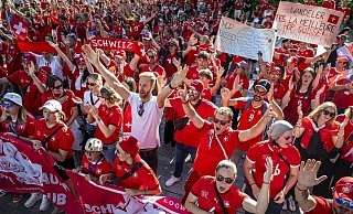 Nächster Festtag der Schweizer Fans in Bern. - Jean-Christophe Bott/KEYSTONE/dpa Nächster Festtag der Schweizer Fans in Bern. - Jean-Christophe Bott/KEYSTONE/dpa