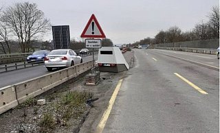 Hinter dem Schlitz im grauen Kasten befindet sich die Kamera, mit der auch auf der A 33 Raser geblitzt werden. - Polizei Hinter dem Schlitz im grauen Kasten befindet sich die Kamera, mit der auch auf der A 33 Raser geblitzt werden. - Polizei