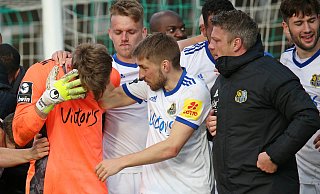 Saarbrückens Torwart Daniel Batz (l.) wurde am Dienstagabend mal wieder zum Pokalhelden. Nach dem erfolgreichen Elfmeterschießen bedankte sich auch Chefcoach Lukas Kwasniok (vorne r.) bei seinem Keeper. - imago images Saarbrückens Torwart Daniel Batz (l.) wurde am Dienstagabend mal wieder zum Pokalhelden. Nach dem erfolgreichen Elfmeterschießen bedankte sich auch Chefcoach Lukas Kwasniok (vorne r.) bei seinem Keeper. - imago images