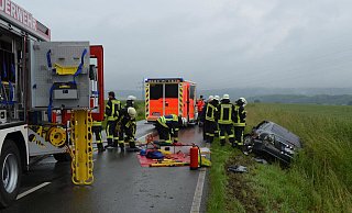 Der 21-Jährige aus Brakel wird in seinem Auto eingeklemmt und muss von der Feuerwehr befreit werden. - Nicole Niemann Der 21-Jährige aus Brakel wird in seinem Auto eingeklemmt und muss von der Feuerwehr befreit werden. - Nicole Niemann