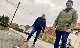 Die SPD-Kommunalpolitiker Thomas Cedro (r.) und Fraktionschef Stefan Stachowiak wollen, dass die Haarener Infrstruktur auf Gegenwartsniveau ankommt. Ein seltener Anblick im Kreis seien mittlerweile oberirdische Stromleitungen. - Jens Reddeker Die SPD-Kommunalpolitiker Thomas Cedro (r.) und Fraktionschef Stefan Stachowiak wollen, dass die Haarener Infrstruktur auf Gegenwartsniveau ankommt. Ein seltener Anblick im Kreis seien mittlerweile oberirdische Stromleitungen. - Jens Reddeker