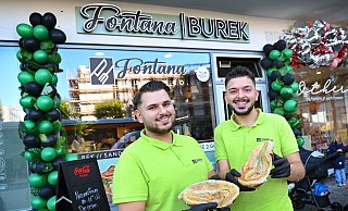 Typische Spezialität vom Balkan: Jeton (l.) und Armend Kadri zeigen frisch zubereiteten Burek. - Barbara Franke Typische Spezialität vom Balkan: Jeton (l.) und Armend Kadri zeigen frisch zubereiteten Burek. - Barbara Franke