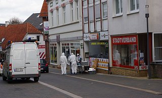 Die Spurensicherung der Polizei war am Freitag vor Ort in der Bäckerstraße. Links im Bild der Transporter der Einheit - Melina Koch Die Spurensicherung der Polizei war am Freitag vor Ort in der Bäckerstraße. Links im Bild der Transporter der Einheit - Melina Koch