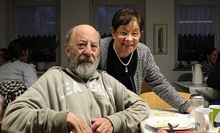 Inge Rehbein mit Gast Peter, der nach einem Schlaganfall regelmäßig in die Suppenküche kommt. - Nicole Hille-Priebe Inge Rehbein mit Gast Peter, der nach einem Schlaganfall regelmäßig in die Suppenküche kommt. - Nicole Hille-Priebe