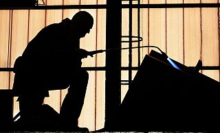Industrie und privater Konsum erholen sich langsamer als erwartet - Wirtschaftsforscher rechnen damit, dass die deutsche Wirtschaft in diesem Jahr schrumpft. - Waltraud Grubitzsch/dpa Industrie und privater Konsum erholen sich langsamer als erwartet - Wirtschaftsforscher rechnen damit, dass die deutsche Wirtschaft in diesem Jahr schrumpft. - Waltraud Grubitzsch/dpa