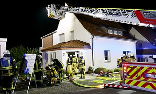 Die Bürener Feuerwehr löscht einen Kellerbrand in einem Wohnhaus an der Hüttemannstraße. - Ralph Meyer Die Bürener Feuerwehr löscht einen Kellerbrand in einem Wohnhaus an der Hüttemannstraße. - Ralph Meyer