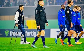 SCP-Verteidiger Visar Musliu (l.), hier nach dem Heimspiel gegen Braunschweig, ist nach seiner Mittelfuß-OP noch auf einen Spezialschuh und Krücken angewiesen, reist aber kommende Woche zur Nationalmannschaft. Luis Engelns (vorne r.) wäre für die deutsche U18 einsatzbereit, bleibt aber in Paderborn. - Besim Mazhiqi SCP-Verteidiger Visar Musliu (l.), hier nach dem Heimspiel gegen Braunschweig, ist nach seiner Mittelfuß-OP noch auf einen Spezialschuh und Krücken angewiesen, reist aber kommende Woche zur Nationalmannschaft. Luis Engelns (vorne r.) wäre für die deutsche U18 einsatzbereit, bleibt aber in Paderborn. - Besim Mazhiqi