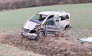 Der Van überschlug sich mehrfach und blieb auf einem Feld stehen. - Polizei Höxter Der Van überschlug sich mehrfach und blieb auf einem Feld stehen. - Polizei Höxter
