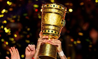 Es geht um den Pokal und ums Geld. - Tom Weller/dpa Es geht um den Pokal und ums Geld. - Tom Weller/dpa