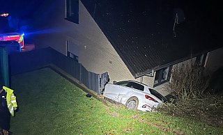 Das Auto ist zwischen Hang und Hauswand eingeklemmt. Die Bergung ist aufwendig. - Polizei Paderborn Das Auto ist zwischen Hang und Hauswand eingeklemmt. Die Bergung ist aufwendig. - Polizei Paderborn