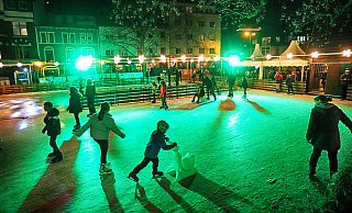 Die Weihnachtsmarkt-Eisbahn am Klosterplatz. - Sarah Jonek Die Weihnachtsmarkt-Eisbahn am Klosterplatz. - Sarah Jonek