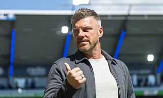 Lukas Kwasniok regte sich darüber auf, dass Magdeburg den Ball nicht ins Seitenaus spielte. Gelb gab es dafür nicht. - picture alliance/dpa Lukas Kwasniok regte sich darüber auf, dass Magdeburg den Ball nicht ins Seitenaus spielte. Gelb gab es dafür nicht. - picture alliance/dpa
