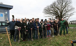 Neuntklässler der Realschule Spenge pflanzen eine Hecke bei Fa. Orgakett, 120 Sträucher sollen wachsen und später vielen Tieren einen Lebensraum bieten. - Karin Wessler Neuntklässler der Realschule Spenge pflanzen eine Hecke bei Fa. Orgakett, 120 Sträucher sollen wachsen und später vielen Tieren einen Lebensraum bieten. - Karin Wessler