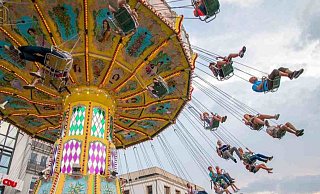 Ab in die Luft: Auf der rund 1,6 Kilometer langen Kirmesmeile auf dem Liboriberg sind in diesem Jahr 154 Schausteller vertreten. - Björn Leisten Ab in die Luft: Auf der rund 1,6 Kilometer langen Kirmesmeile auf dem Liboriberg sind in diesem Jahr 154 Schausteller vertreten. - Björn Leisten