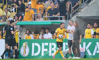 Der Mainzer Trainer Bo Henriksen (r) ist für ein DFB-Pokalspiel gesperrt worden. - Robert Michael/dpa Der Mainzer Trainer Bo Henriksen (r) ist für ein DFB-Pokalspiel gesperrt worden. - Robert Michael/dpa