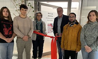 Samuel (v. l.), John, Daniel und Lilly sind dabei, als Juliana Fadire (Mitte) und Stefan Tödtmann das rote Band durchschneiden und den Weg in das nagelneue Selbstlernzentrum freigeben. - Elke Niedringhaus-Haasper Samuel (v. l.), John, Daniel und Lilly sind dabei, als Juliana Fadire (Mitte) und Stefan Tödtmann das rote Band durchschneiden und den Weg in das nagelneue Selbstlernzentrum freigeben. - Elke Niedringhaus-Haasper