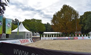 Abreiteplatz (im Vordergrund) und Turnierplatz liegen auf dem Paderborner Schützenplatz diesmal direkt nebeneinander. Der Turnierplatz unter der Alten Kastanie fällt somit etwas kleiner als sonst aus. - Mareike Köstermeyer Abreiteplatz (im Vordergrund) und Turnierplatz liegen auf dem Paderborner Schützenplatz diesmal direkt nebeneinander. Der Turnierplatz unter der Alten Kastanie fällt somit etwas kleiner als sonst aus. - Mareike Köstermeyer