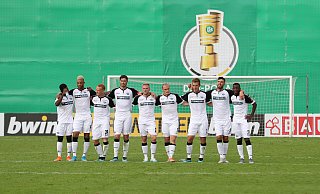 In der Saison 2019/20 zitterte sich der SC Paderborn zu einem Erstrunden-Erfolg in Rödinghausen. Die SCP-Kicker (v. l.) Christopher Antwi-Adjei, Khiry Shelton, Sebastian Vasiliadis, Christian Strohdiek, Laurent Jans, Sven Michel, Uwe Hünemeier, Klaus Gjasula und Jamilu Collins standen beim entscheidenden Elfmeterschießen Schulter an Schulter. - picture alliance/dpa In der Saison 2019/20 zitterte sich der SC Paderborn zu einem Erstrunden-Erfolg in Rödinghausen. Die SCP-Kicker (v. l.) Christopher Antwi-Adjei, Khiry Shelton, Sebastian Vasiliadis, Christian Strohdiek, Laurent Jans, Sven Michel, Uwe Hünemeier, Klaus Gjasula und Jamilu Collins standen beim entscheidenden Elfmeterschießen Schulter an Schulter. - picture alliance/dpa