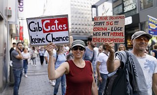 Corona-Demo von Anhängern von Verschwörungsmythen in Köln. - picture alliance / Geisler-Fotopress Corona-Demo von Anhängern von Verschwörungsmythen in Köln. - picture alliance / Geisler-Fotopress