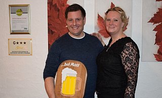 Das Schild "Bei Matt ist es nett" haben die Kegelbrüder dem leidenschaftlichen Koch zum 40. Geburtstag geschenkt. Seine Frau Stephanie freut sich besonders, über die drei Sterne, die ihr Gasthof bekommen hat. - Anja Ebner Das Schild "Bei Matt ist es nett" haben die Kegelbrüder dem leidenschaftlichen Koch zum 40. Geburtstag geschenkt. Seine Frau Stephanie freut sich besonders, über die drei Sterne, die ihr Gasthof bekommen hat. - Anja Ebner