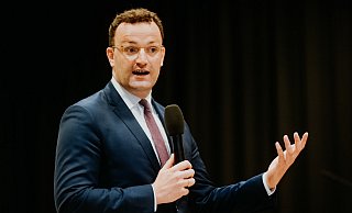 Etwa eine Stunde lang spricht Jens Spahn zunächst auf einer CDU-Veranstaltung in Hövelhof über die Corona-Situation, danach vor Parteifreunden in Bad Lippspringe. - Besim Mazhiqui Etwa eine Stunde lang spricht Jens Spahn zunächst auf einer CDU-Veranstaltung in Hövelhof über die Corona-Situation, danach vor Parteifreunden in Bad Lippspringe. - Besim Mazhiqui
