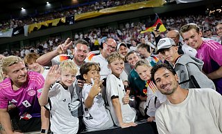 Die Fans feierten Hummels bei seinem Abschied in Köln. - Rolf Vennenbernd/dpa Die Fans feierten Hummels bei seinem Abschied in Köln. - Rolf Vennenbernd/dpa
