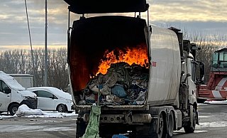 Nachdem die Besatzung des Müllwagens in Nörde Rauch im Laderaum bemerkt hat, fuhr sie den Wagen auf einen sicheren Platz, um dort die brennende Ladung löschen zu können. - Kreispolizeibehörde Höxter Nachdem die Besatzung des Müllwagens in Nörde Rauch im Laderaum bemerkt hat, fuhr sie den Wagen auf einen sicheren Platz, um dort die brennende Ladung löschen zu können. - Kreispolizeibehörde Höxter