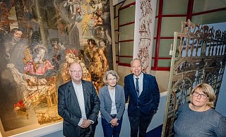 Generalvikar Alfons Hardt (v. l.), Kuratorin Karin Wermert, Museumsdirektor Christoph Stiegelmann und Kuratorin Christiane Ruhmann vor dem restaurierten barocken Altargemälde aus dem paderborner Dom. - Besim Mazhiqi Generalvikar Alfons Hardt (v. l.), Kuratorin Karin Wermert, Museumsdirektor Christoph Stiegelmann und Kuratorin Christiane Ruhmann vor dem restaurierten barocken Altargemälde aus dem paderborner Dom. - Besim Mazhiqi