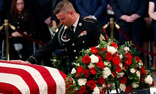 Jimmy McCain kritisiert Trump mit deutlichen Worten. (Archivbild) - Kevin Lamarque/Pool Reuters/AP/dpa Jimmy McCain kritisiert Trump mit deutlichen Worten. (Archivbild) - Kevin Lamarque/Pool Reuters/AP/dpa