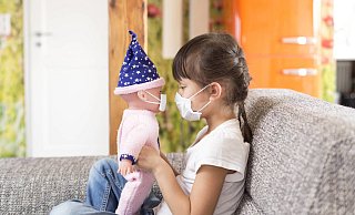 Räumliche Trennung wird gefordert. Vor allem kleinere Kinder sollten aber eben nicht länger ganz allein in ihr Zimmer verbannt werden, sagt eine Expertin. Sie brauchen Nähe und Trost, gerade in Krisenzeiten. - imago images/Westend61 Räumliche Trennung wird gefordert. Vor allem kleinere Kinder sollten aber eben nicht länger ganz allein in ihr Zimmer verbannt werden, sagt eine Expertin. Sie brauchen Nähe und Trost, gerade in Krisenzeiten. - imago images/Westend61