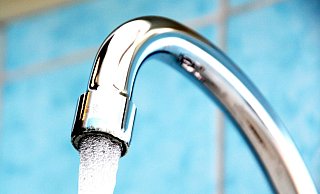 Kühl und erfrischend: Das Trinkwasser aus dem Wasserhahn ist ein wertvolles Lebensmittel. Vielerorts kommt es aber immer wieder zur Knappheit. - David Schellenberg Kühl und erfrischend: Das Trinkwasser aus dem Wasserhahn ist ein wertvolles Lebensmittel. Vielerorts kommt es aber immer wieder zur Knappheit. - David Schellenberg