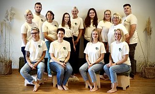 Das gesamte Team der Kita Baumhaus freut sich auf zahlreiche Besucher beim Tag der offenen Tür am Samstag, 26. Oktober, von 11 bis 16 Uhr (hinten von links): Sarah Gierke, Marvin Diesing, Monika Knop, Roxanne Vössing, Uta Grote, Eleonora Staletovic, Sina Petermann, Gabriele Klinke, Hendrik Ripsam sowie (vorne von links) Meike Becker, Nadine Darley, Nicole Kriwet und Norina Kronenberg. - Projekt Begegnung Das gesamte Team der Kita Baumhaus freut sich auf zahlreiche Besucher beim Tag der offenen Tür am Samstag, 26. Oktober, von 11 bis 16 Uhr (hinten von links): Sarah Gierke, Marvin Diesing, Monika Knop, Roxanne Vössing, Uta Grote, Eleonora Staletovic, Sina Petermann, Gabriele Klinke, Hendrik Ripsam sowie (vorne von links) Meike Becker, Nadine Darley, Nicole Kriwet und Norina Kronenberg. - Projekt Begegnung