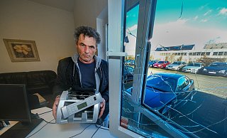 Frank Powilleit in seinem Büro mit der zerstörten Fensterscheibe und der demolierten Geldzählmaschine. - Andreas Zobe Frank Powilleit in seinem Büro mit der zerstörten Fensterscheibe und der demolierten Geldzählmaschine. - Andreas Zobe