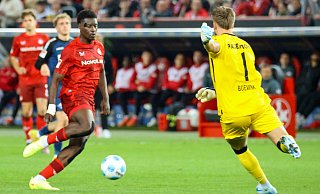 SCP-Torhüter Pelle Boevink hat den Ball verloren. FCK-Stürmer Ragnar Ache (l.) angelt sich das Spielgerät und netzt zum 1:0 ein. - Imago Images SCP-Torhüter Pelle Boevink hat den Ball verloren. FCK-Stürmer Ragnar Ache (l.) angelt sich das Spielgerät und netzt zum 1:0 ein. - Imago Images