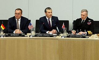 Der deutsche Verteidigungsminister Boris Pistorius (l) und die anderen Alliierten müssen nun auf die Ansagen von Pete Hegseth reagieren. - Omar Havana/AP/dpa Der deutsche Verteidigungsminister Boris Pistorius (l) und die anderen Alliierten müssen nun auf die Ansagen von Pete Hegseth reagieren. - Omar Havana/AP/dpa